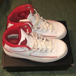 BOYS SIZE 3Y or WOMENS SIZE “5”. Jordan 2